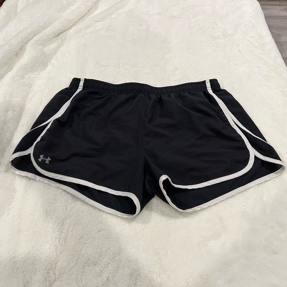 B16.22 Under Armour Women’s Semi-fitted Heat Gear Shorts
Large - Picture 3 of 5